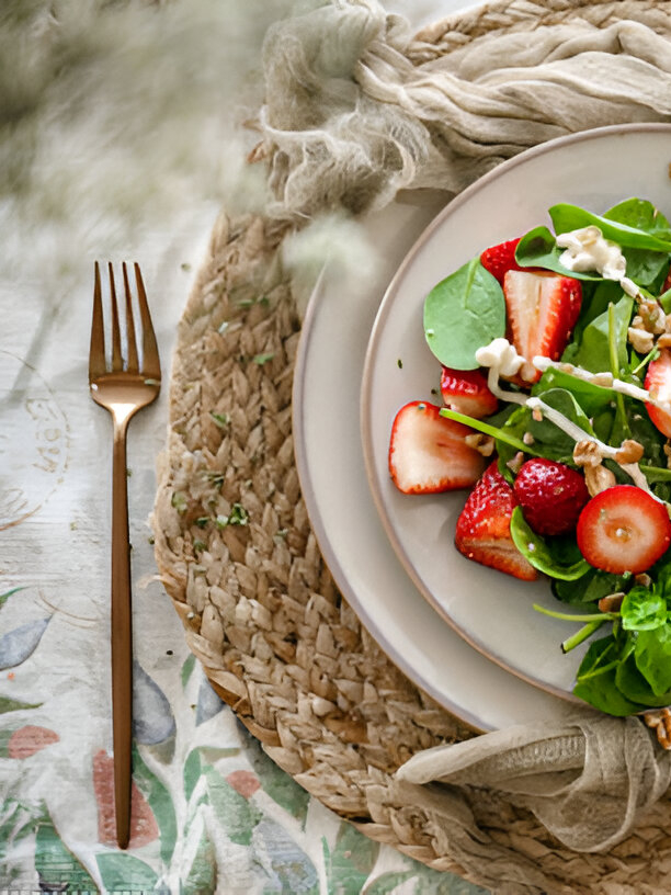 Roheline salat maasikate, pähklite ja jogurtikastmega